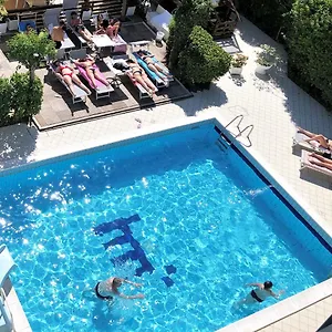 Marzia Con Piscina Italia
